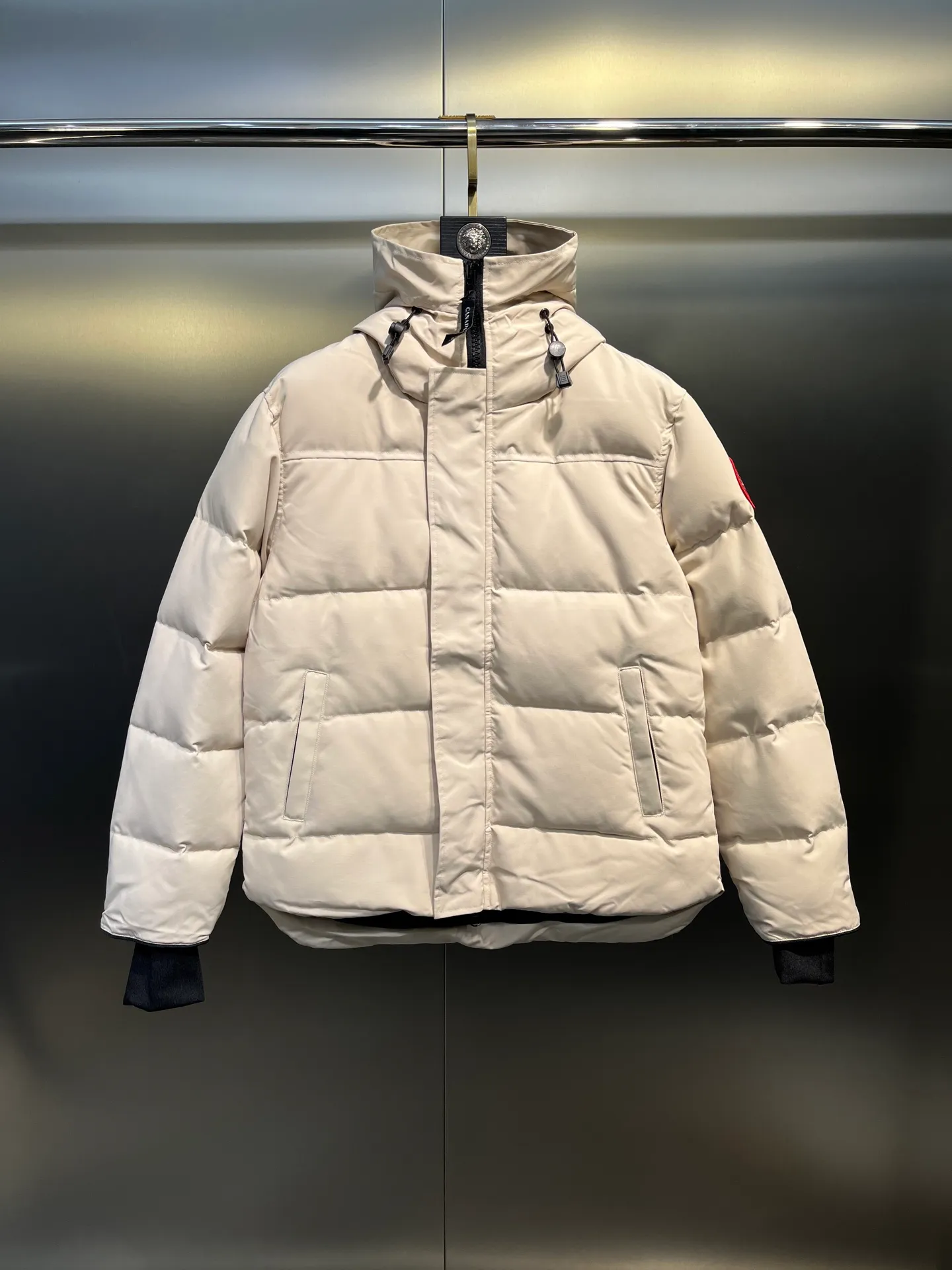 P700 Goose 🌟17 styles of chest patch, same style for men and women, cold-resistant down jackets! The fur collar is detachable. The natural Siberian coyote fur collar has a delicate yet strong feel, which comes from the sense of life that comes from the erosion of wind and frost in nature. The market usually uses raccoon fur or fake fur instead, which is not even the slightest bit better! The collar part has cold-proof flannel, which is close to the head and neck, comfortable and warm! The fabric is made of high-density nano-level waterproof fabric, which is windproof and wear-resistant and has a certain thickness! The zipper is the official YKK brand! The waist has an elastic waistline design that can be adjusted according to yourself! There is also an anti-wind Velcro inside! Seamless threaded cuffs to avoid stiffening! In order to prevent cold wind from pouring in, a double closure design is adopted. On the premise of the traditional zipper fly, six Velcro fasteners are used for secondary closure, which brings better warmth retention effect. It retains the classic hooded design and uses super large luxurious wolf fur to protect against wind and cold. No matter how low the temperature is this winter, one piece is enough. I’ll give you the wind and temperature. Size: s-xxl